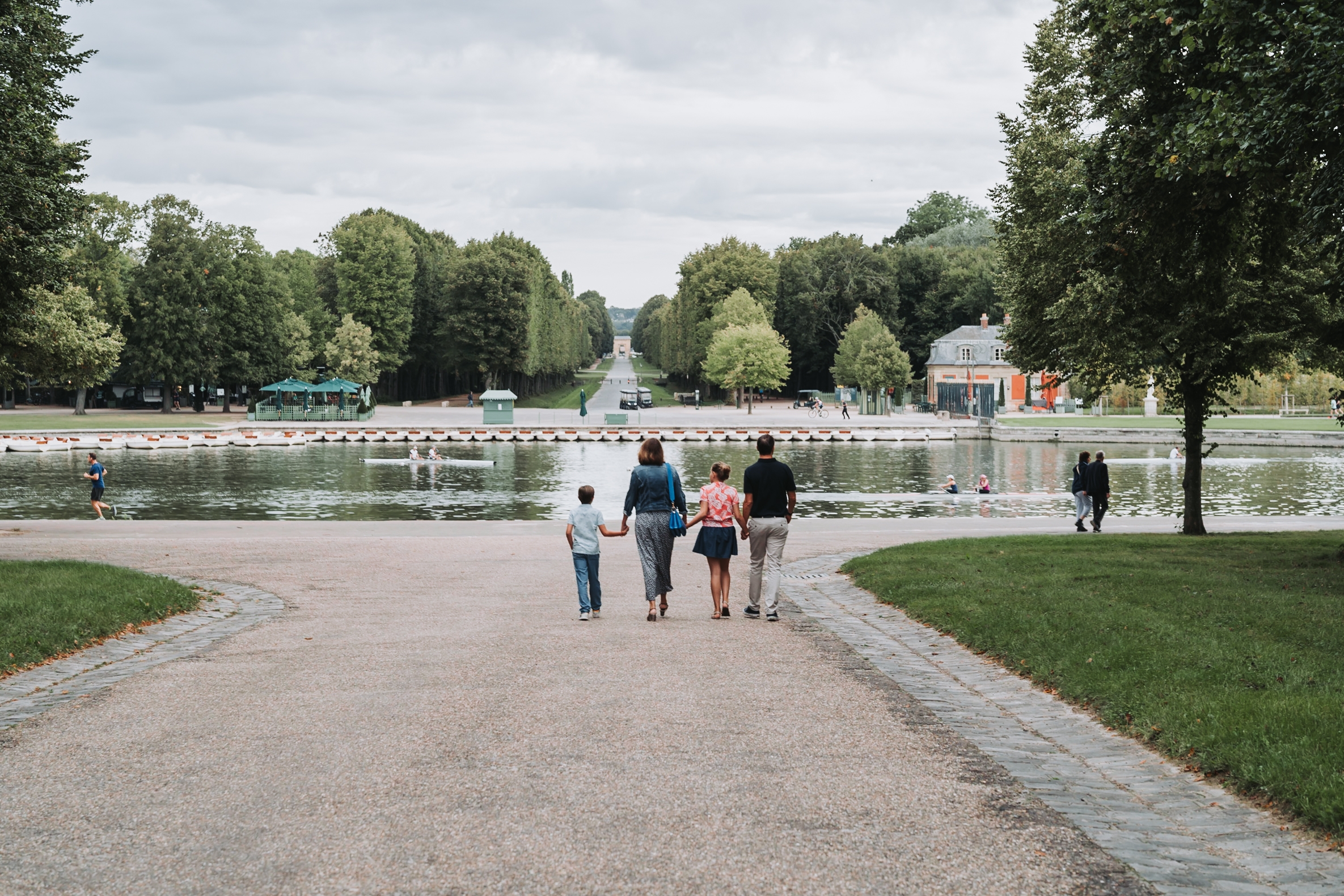 Photo de Famille à Versailles : L’Émotion et la joie avec Julia, Laurent et Leurs Deux Petits Trésors