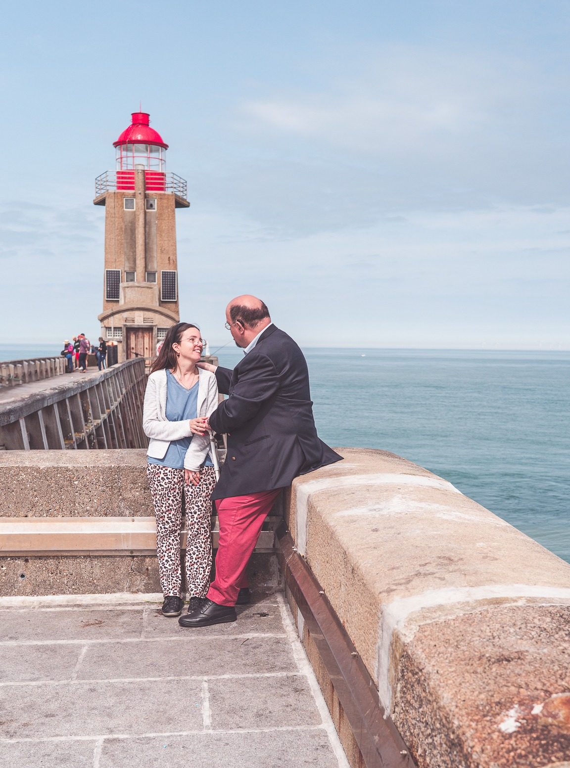 Poser sur la digue de Fécamp